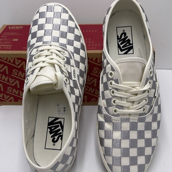 Vans WMNS Authentic Lowpro Embroidered Check Lunar R
VN000D047VF
Sneakers - Picture 12 of 16